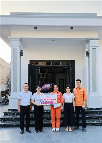 Công đoàn Công ty Nhiệt điện Uông Bí trao hỗ trợ nhà “Mái ấm Công đoàn” cho đoàn viên Triệu Thị Thủy
