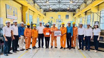 Tổng công ty Phát điện 1 thăm hỏi, động viên người lao động Công ty Nhiệt điện Uông Bí