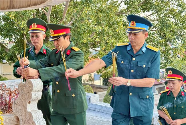 Công ty Nhiệt điện Uông Bí: Dâng hương tưởng niệm các anh hùng liệt sỹ