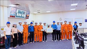 Công đoàn EVNGENCO1 thăm hỏi, tặng quà, động viên người lao động Công ty Nhiệt điện Uông Bí