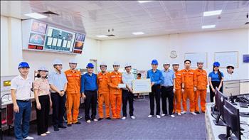 Công đoàn EVNGENCO1 thăm hỏi, tặng quà, động viên người lao động Công ty Nhiệt điện Uông Bí