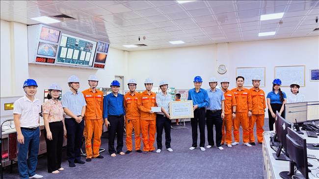 Công đoàn EVNGENCO1 thăm hỏi, tặng quà, động viên người lao động Công ty Nhiệt điện Uông Bí