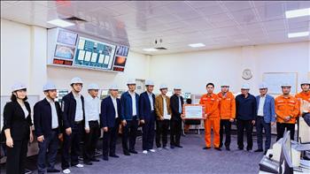 Lãnh đạo EVNGENCO1 thăm, tặng quà Tết cán bộ, người lao động Công ty Nhiệt điện Uông Bí