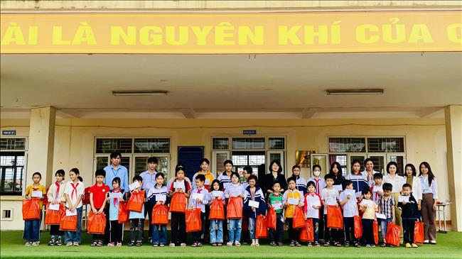Công ty Nhiệt điện Uông Bí tặng quà học sinh nghèo, hoàn cảnh khó khăn